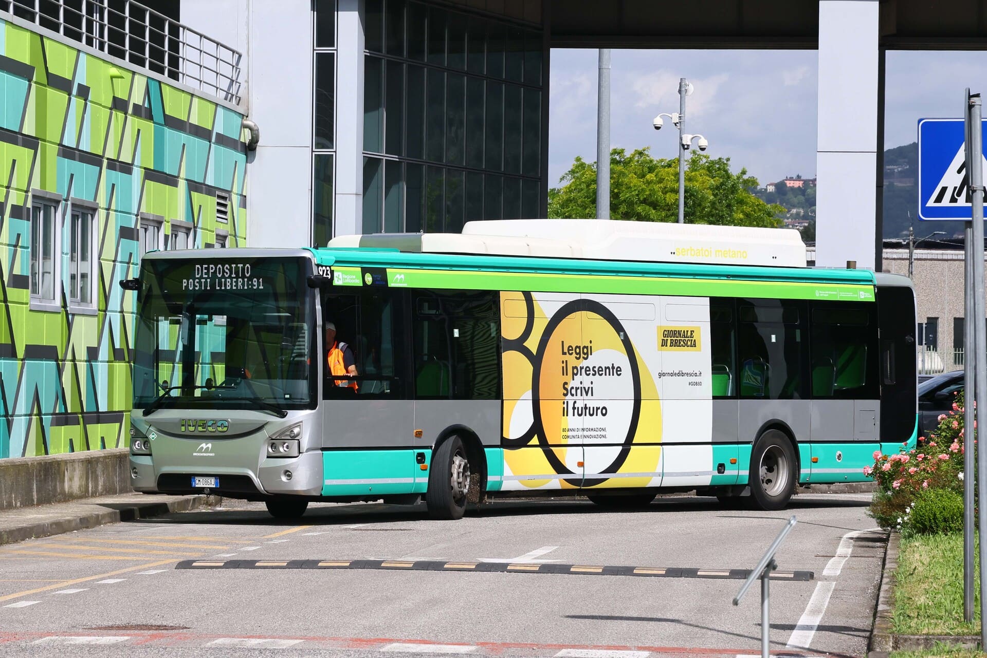 Autobus di Brescia Trasporti brandizzato con la creatività degli 80 anni