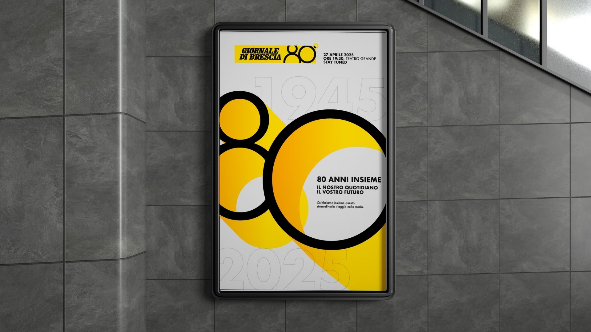 Poster celebrativo 80 anni Giornale di Brescia — mockup in metropolitana