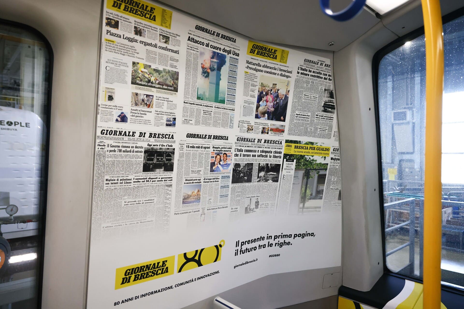 Parete della metropolitana con le prime pagine storiche del Giornale di Brescia